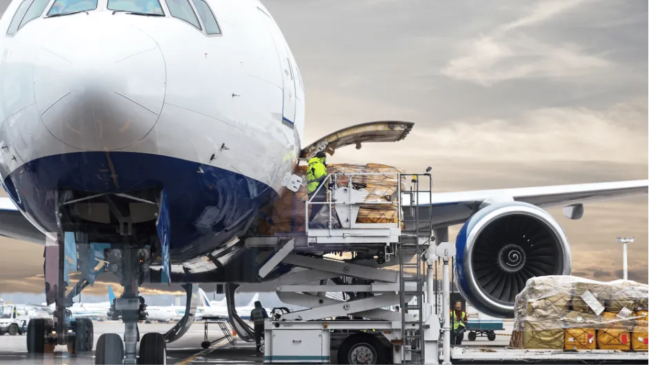Cómo calcular el envío de un producto por avión